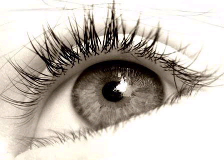 眼睛看東西突然模糊是怎么回事？需要到醫(yī)院檢查嗎？